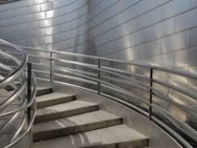 Qual a importância do uso do corrimão nas escadas?